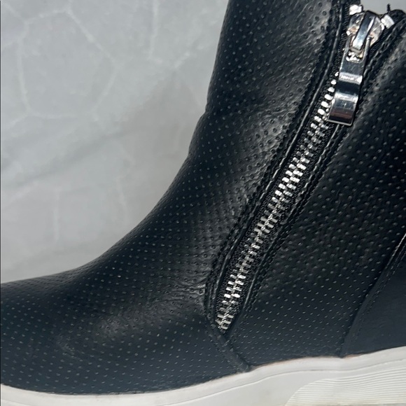 Journee Collection Women’s Black and White Sneakers for Effortless Style SZ 7.5 - Picture 7 of 8